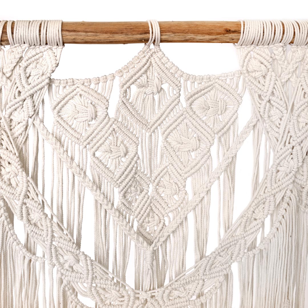 Decoratiune alba din macrame bumbac, lemn de tec Aurora
