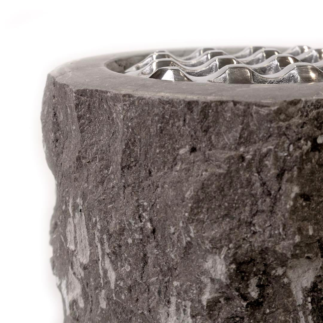 Scrumiera gri din piatrasi metal